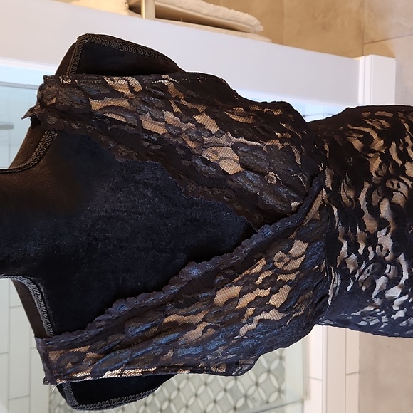 Ladie's dress - Picture 2 of 5